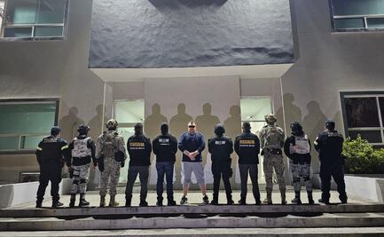 Detienen a sujeto en posesión de 14 armas de grueso calibre tras cateo en Coacalco, Edomex