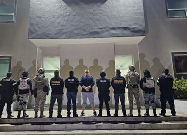 Detienen a sujeto en posesión de 14 armas de grueso calibre tras cateo en Coacalco, Edomex