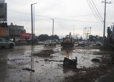 Limpian la carretera Toluca-Tenango tras escurrimiento de río El Jaral