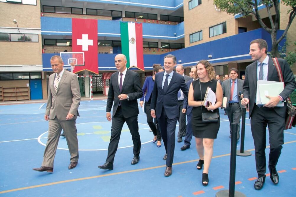En la ceremonia realizada en el Colegio Suizo de México, Aurelio Nuño (al centro) resaltó el desarrollo educativo que ha tenido el país europeo (EP)