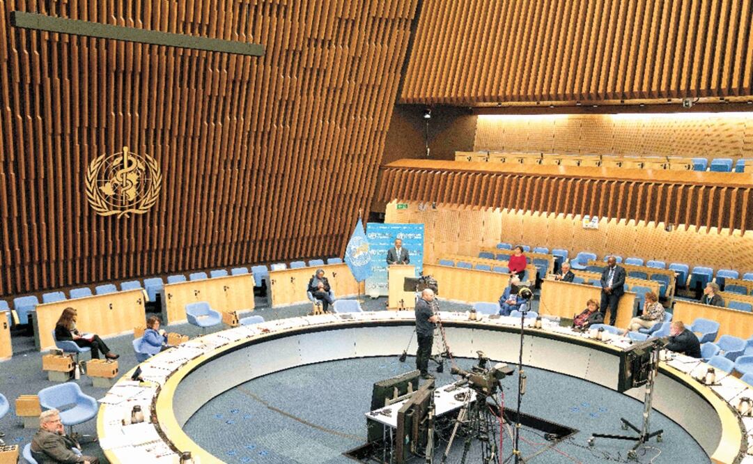 General view of the World Health Organization assembly room with WHO Director-General Tedros Adhanom Ghebreyesus delivering a speech – Photo: Christopher Black / World Health Organization / AFP