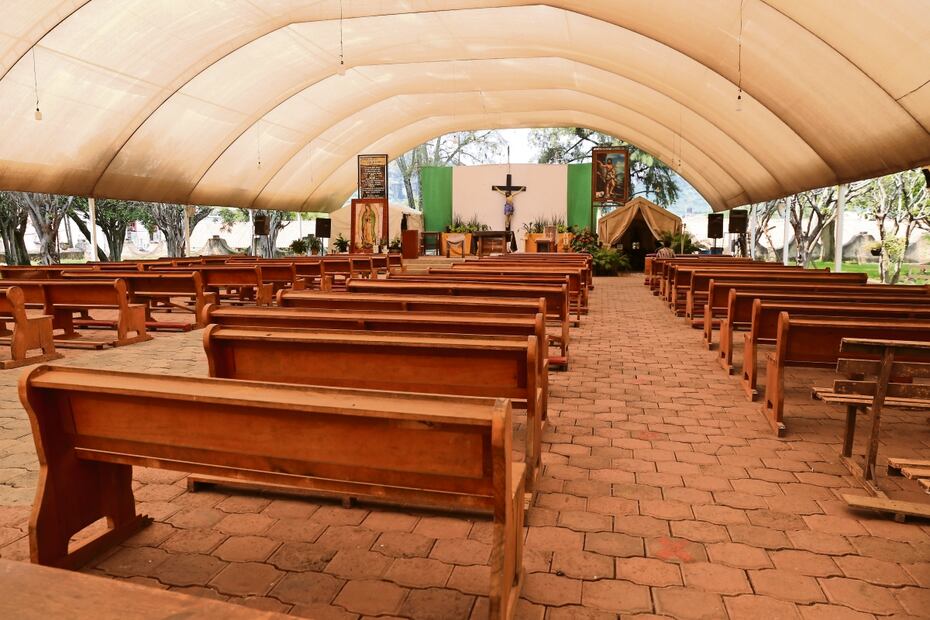 Al interior del templo los trabajadores resanan fisuras, grietas y murales entre andamios, mientras que afuera el atrio se ha acondicionado estos años para ofrecer y escuchar misa. En otro espacio, inmobiliario y esculturas históricas aguardan a ser atentidas por los especialistas. Fotos: Diego Prado y archivo / EL UNIVERSAL