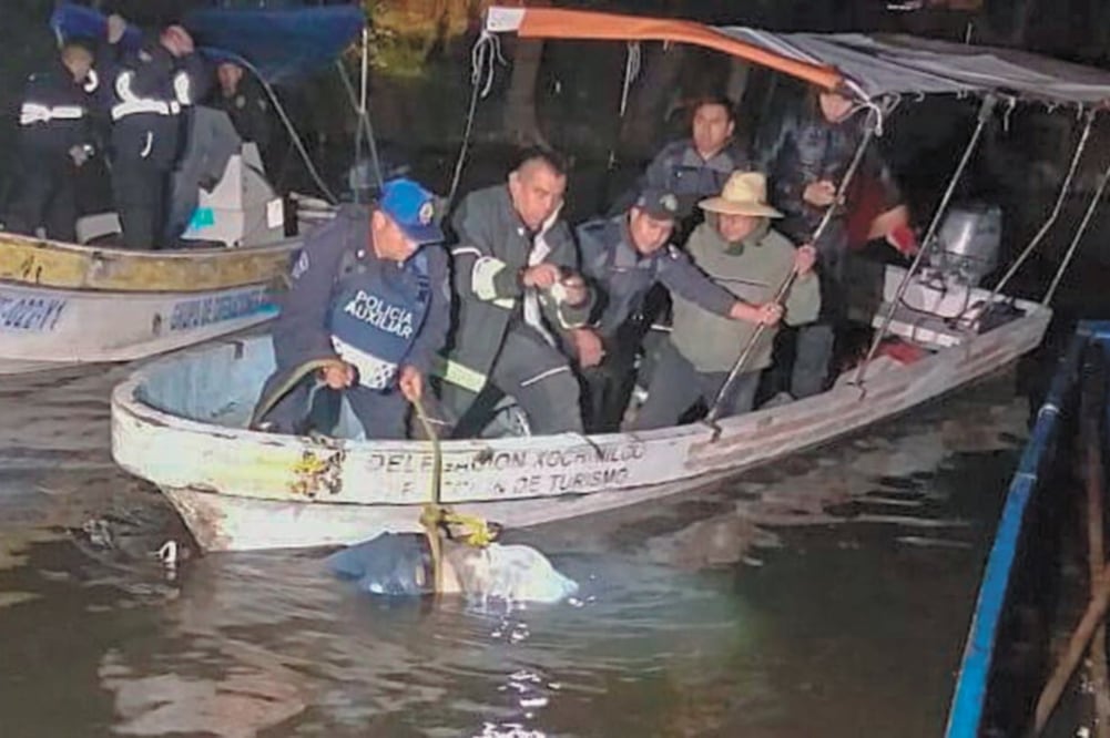 Chema festejaba su cumpleaños pero la trajinera empezó a inundarse y al pasarse a otra cayó, dijeron familiares; hallaron su cuerpo 12 horas después. Foto/ARMANDO MARTÍNEZ. EL UNIVERSAL