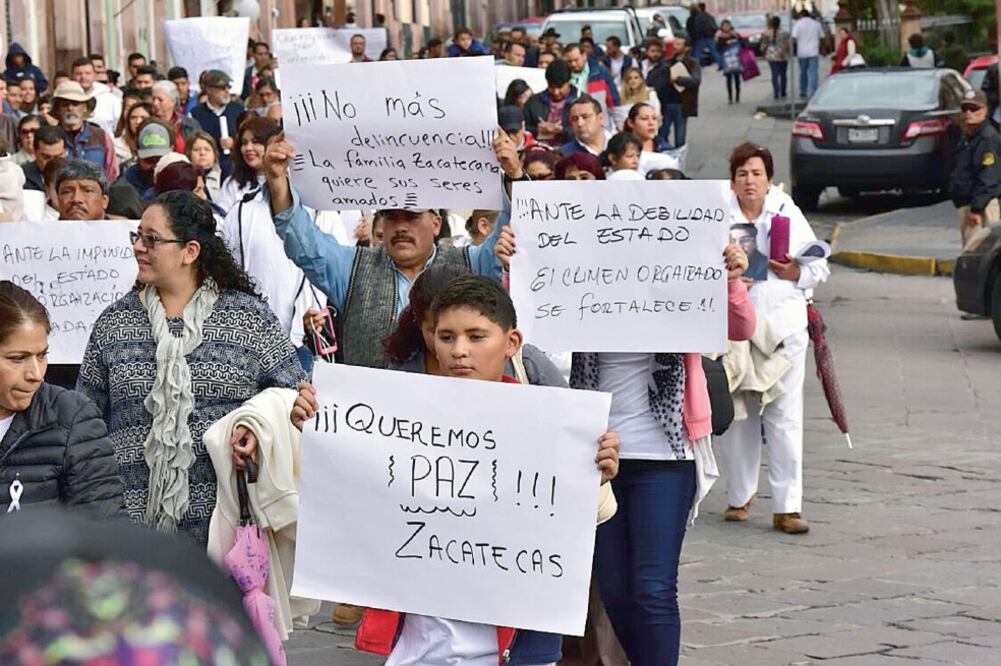 A la Marcha por la Paz acudieron jóvenes, niños y adultos con globos blancos y algunas veladoras. Se sumó la madre de una de las víctimas encontradas en las fosas clandestinas. (MISAEL CAMARILLO)