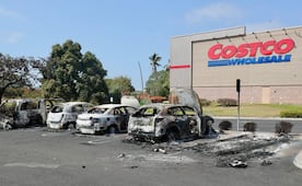 Más de 30 vehículos permanecen calcinados afuera de Costco en Puerto Vallarta tras muerte de "El Mencho"; turistas acuden a tomarse fotos