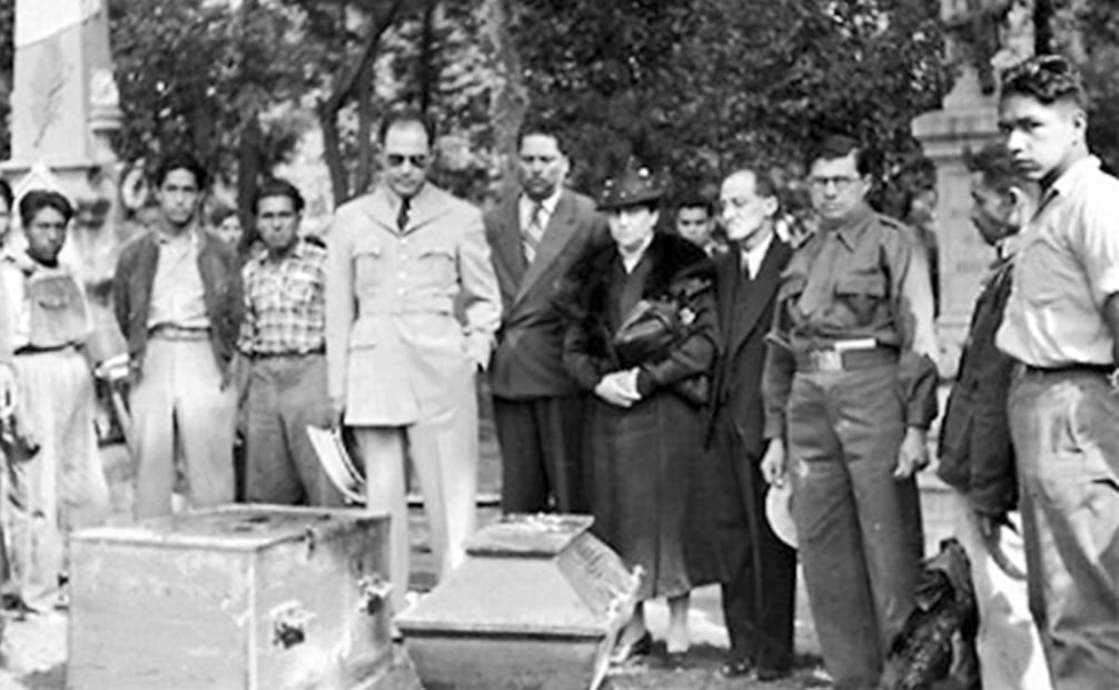 Momentos antes de la inhumación de Bocanegra y Nunó, 1942. El poeta potosino murió en la miseria, pero el compositor español sí recibió algo de su merecida gloria gracias a Porfirio Díaz, quien le rindió homenaje en febrero de 1901. Foto: Mediateca INAH.