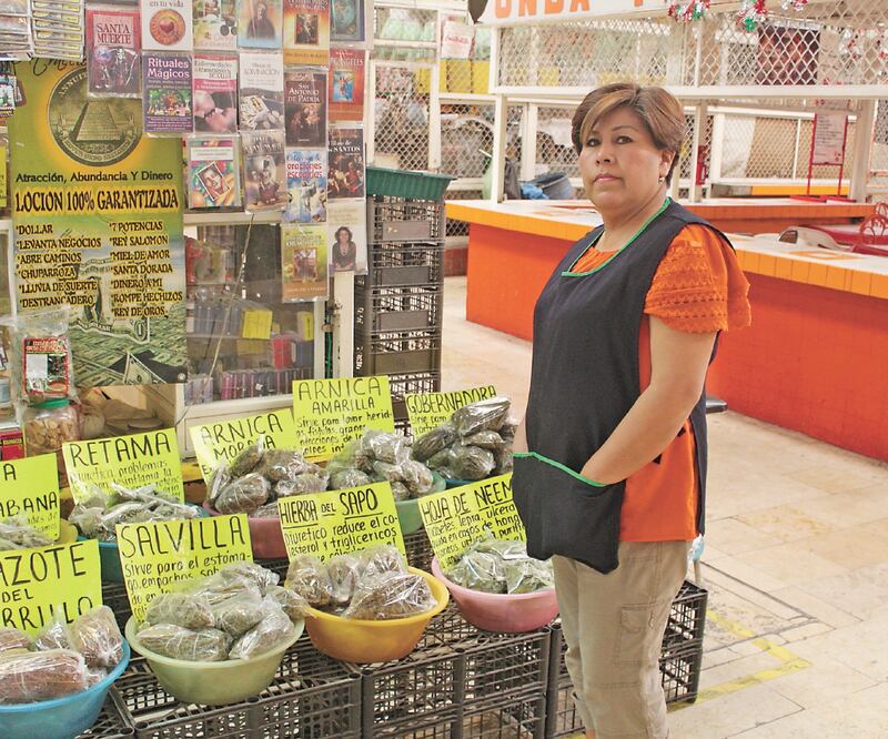 Yerberos del mercado Juárez de Torreón explican que hay muchos remedios caseros para fortalecer el sistema inmunológico y recomiendan también el polen con miel de abeja y jengibre. Foto: FRANCISCO RODRIGUEZ. EL UNIVERSAL