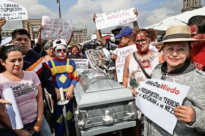 'Zombies' del PRD toman Palacio Nacional