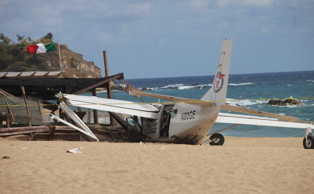 Cae avioneta en Puerto Escondido, Oaxaca. FOTO: EDWIN HERNÁNDEZ/EL UNIVERSAL