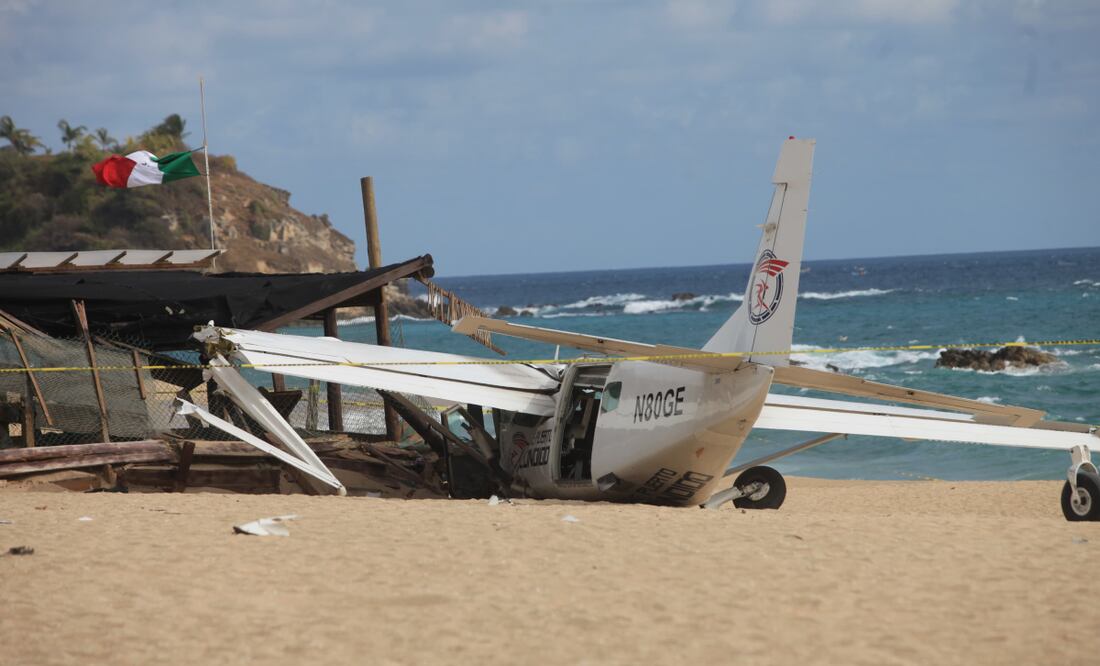 Cae avioneta en Puerto Escondido, Oaxaca. FOTO: EDWIN HERNÁNDEZ/EL UNIVERSAL
