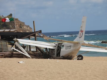 VIDEOS: Se desploma avioneta de paracaidismo en Puerto Escondido, Oaxaca; hay un muerto