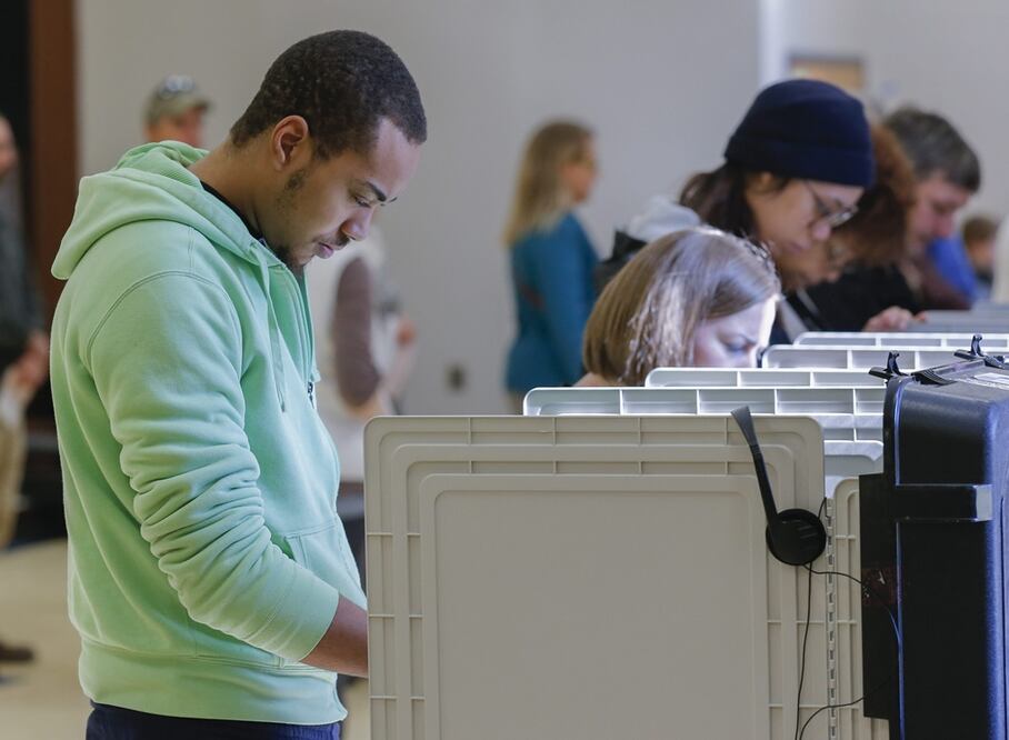 La información en la base de datos incluye números telefónicos, direcciones, afiliaciones partidistas, correo electrónico, nombres completos, grupo étnico, género y edad (Foto: Archivo/ EFE)