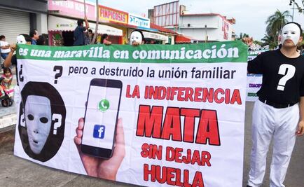 Jóvenes aprovechan desfile para mostrar sus inquietudes en Q.Roo