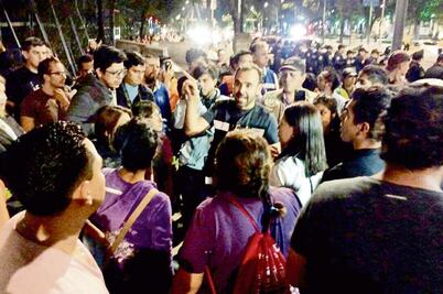 Intenta Arne quitar vallas de la embajada de EU 