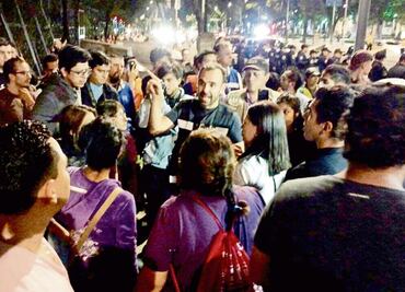 Intenta Arne quitar vallas de la embajada de EU