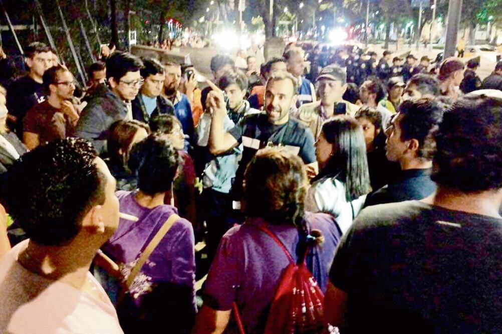 Los participantes pretendían quitar una carpa de la embajada estadounidense situada en la calle Río Danubio la cual es utilizada por los interesados en conseguir la visa de ese país (GERARDO SUÁREZ. EL UNIVERSAL)