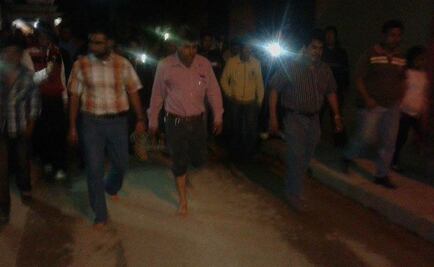 Obligan a funcionarios a caminar descalzos