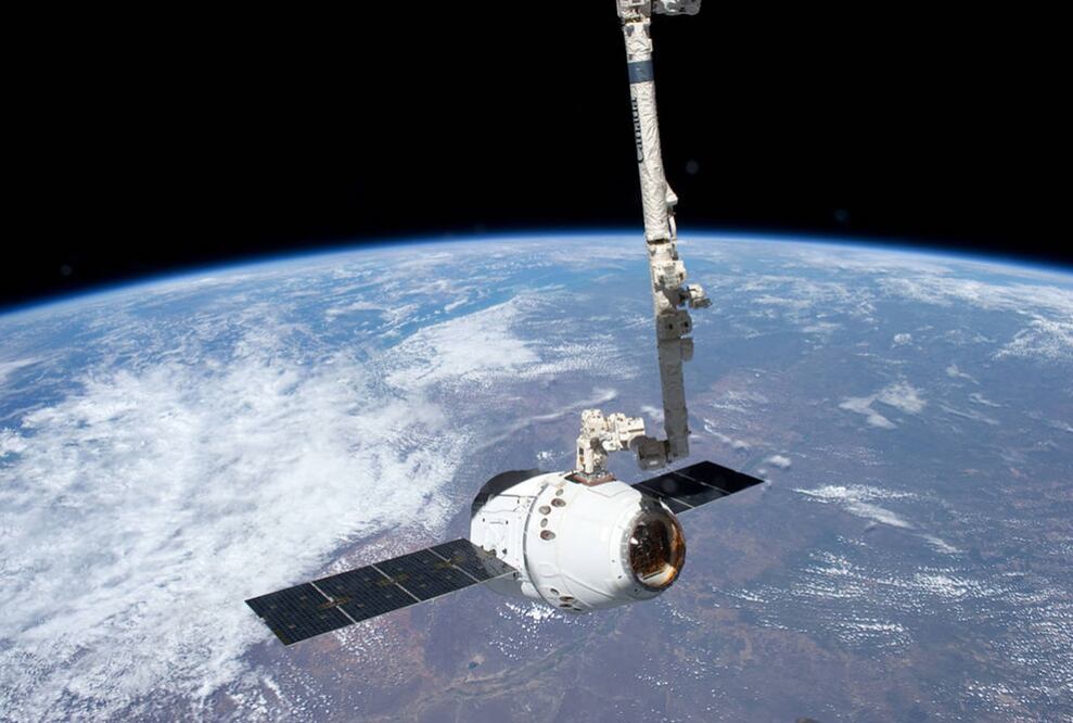 La nave de carga comercial SpaceX Dragon es sujetada por el brazo robótico Canadarm2 en la Estación Espacial Internacional. Foto: NASA, archivo