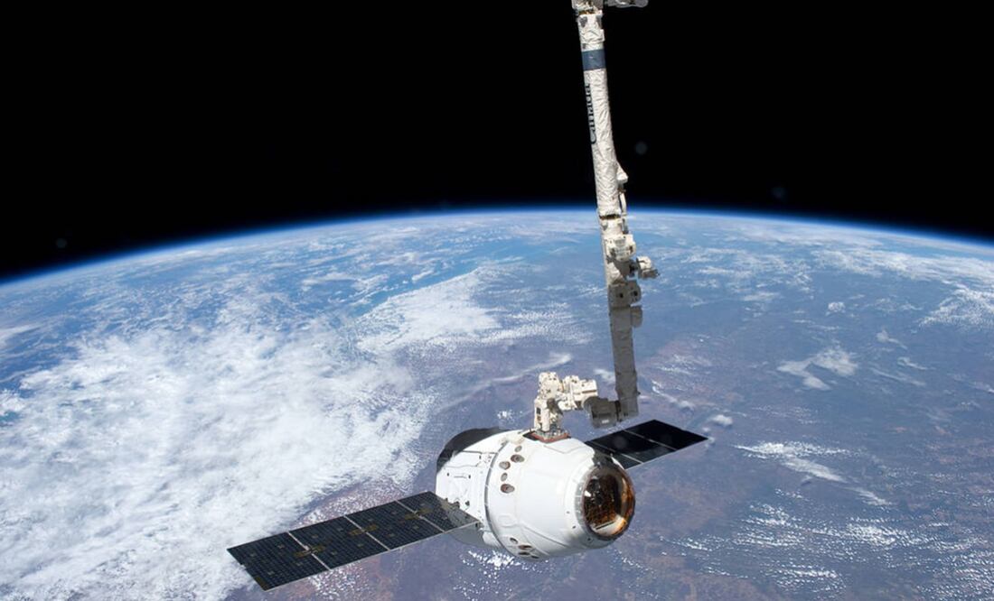 La nave de carga comercial SpaceX Dragon es sujetada por el brazo robótico Canadarm2 en la Estación Espacial Internacional. Foto: NASA, archivo