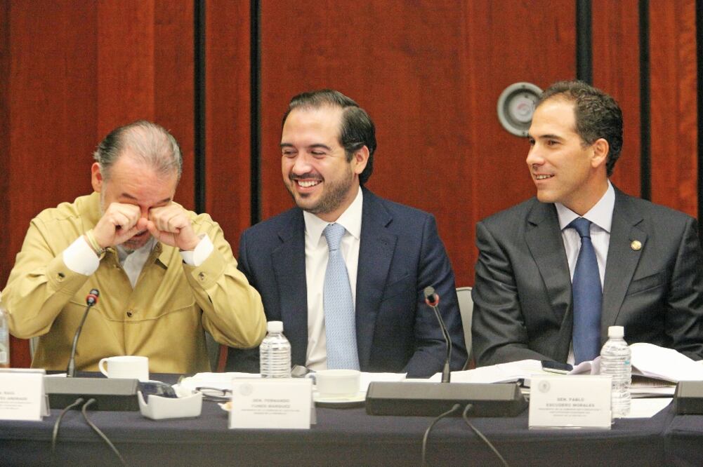 Los senadores Raúl Cervantes (PRI), Fernando Yunes (PAN) y Pablo Escudero (PVEM), durante la última mesa de análisis de las leyes del Sistema Anticorrupción (LUCÍA GODÍNEZ. EL UNIVERSAL)