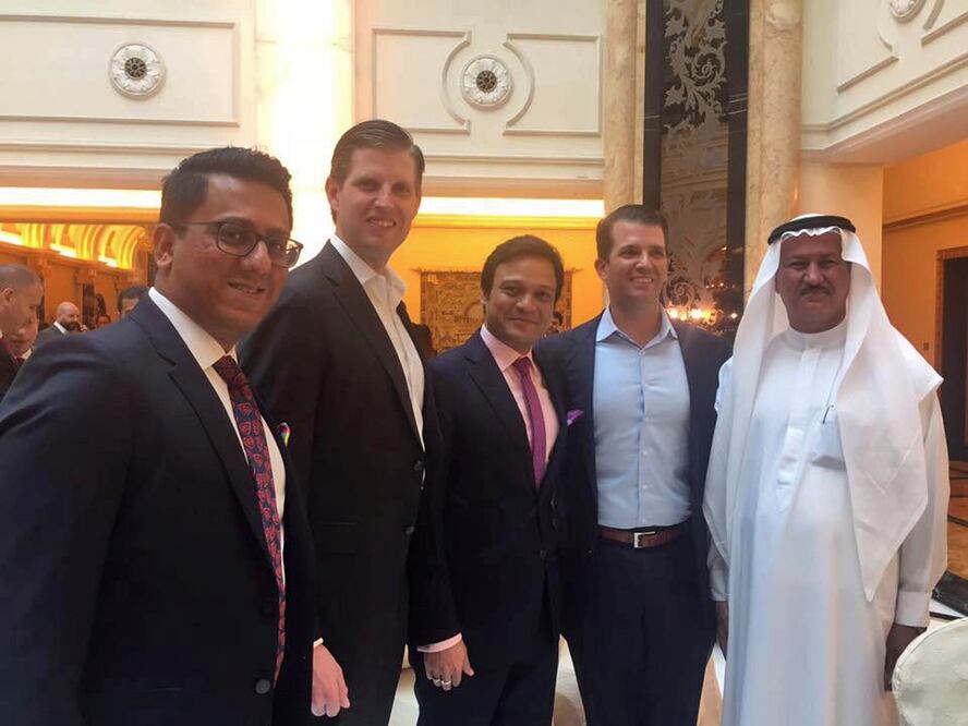 El director de Banke International, Niraj Masand, extrema izquierda posa con Eric Trump, el director de Banke International Porush Jhunjhunwala, Donald Trump hijo, y el presidente de DAMAC Properties Hussain Sajwani (Foto: AP)