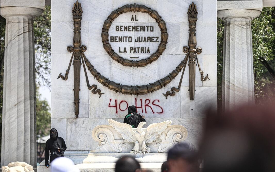 Encapuchados realizaron pintas y diversos destrozos en negocios ubicados en las inmediaciones de la Alameda Central en la Ciudad de México durante la marcha por el Día del trabajo, el 1 de mayo de 2025. Foto: Gabriel Pano/EL UNIVERSAL
