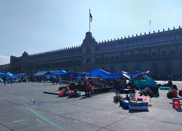 Maestros de la CNTE continúan con retiro de plantón en el Zócalo; alistan "mensaje a la nación"