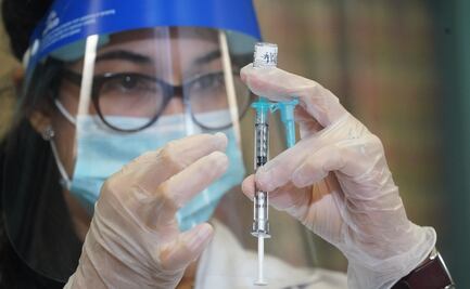 "Vacunas antiCovid no son excusa para relajarse y poner a otros en riesgo": OMS 