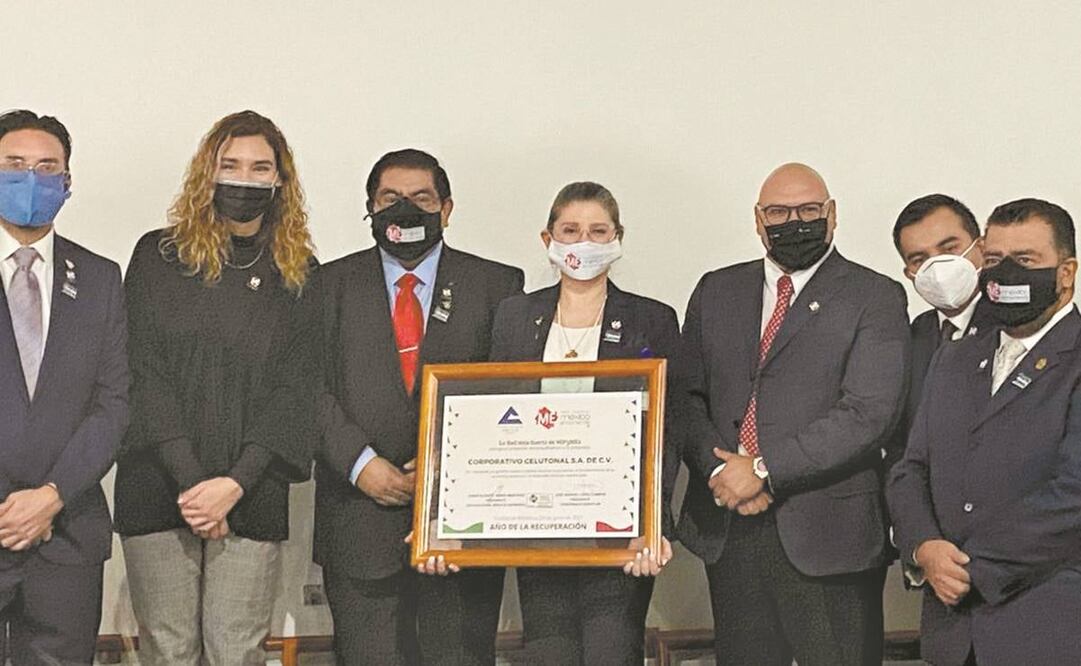 La Red Nacional México Emprende premió a María de la Vara, de Corporativo CeluTonal (c), entre otros, por su innovación ante la crisis. Foto: Ivette Saldaña. EL UNIVERSAL