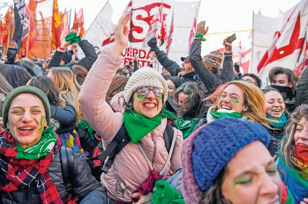 Estudiantes y activistas proelección celebran la aprobación de la despenalización del aborto por parte de los diputados argentinos. (EITAN ABRAMOVICH. AFP)