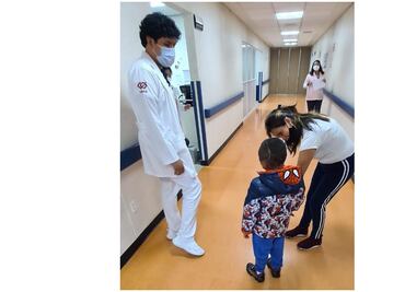 Dan de alta a niño Dylan, quien recibió una bala perdida mientras dormía