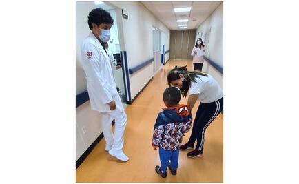 Dan de alta a niño Dylan, quien recibió una bala perdida mientras dormía