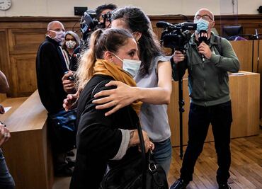 Mujer juzgada en Francia cuenta cómo su padrastro con el que se casó la maltrataba y lo mató