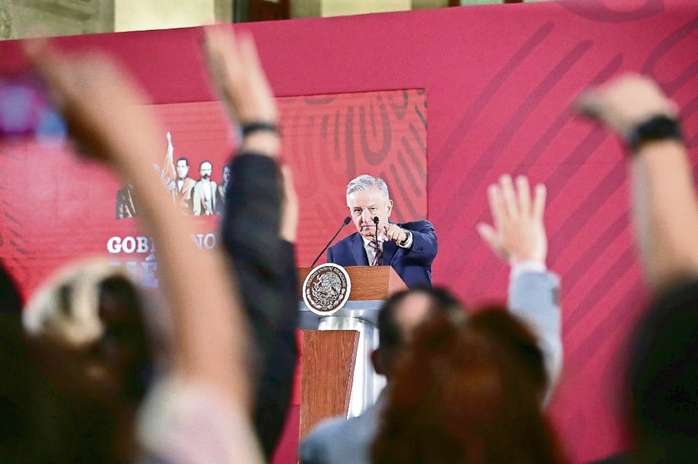 A cinco meses de que arrancó el gobierno de Andrés Manuel López Obrador, el Jefe del Ejecutivo federal ha firmado ya cinco memorándums para afianzar sus políticas en materia de austeridad y para echar atrás la reforma educativa. Foto: DIEGO SIMÓN SÁNCHEZ
