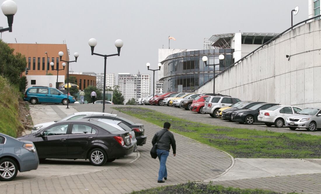 Colonos de Santa Fe aseguraron que esta acción violenta sus derechos como peatones, ya que este establecimiento complicará su paso por el lugar (ALEJANDRO ACOSTA. EL UNIVERSAL)