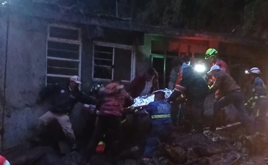 El gobierno mexiquense informó que la familia que quedó sepultada y posteriormente rescatada, son una niña de 10 años, un niño de 12 y una mujer de 34 años. Foto: Especial