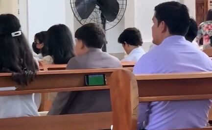 ¡Como a Homero! Fingía estar atento en misa, pero lo cachan viendo el Mundial de Qatar 2022