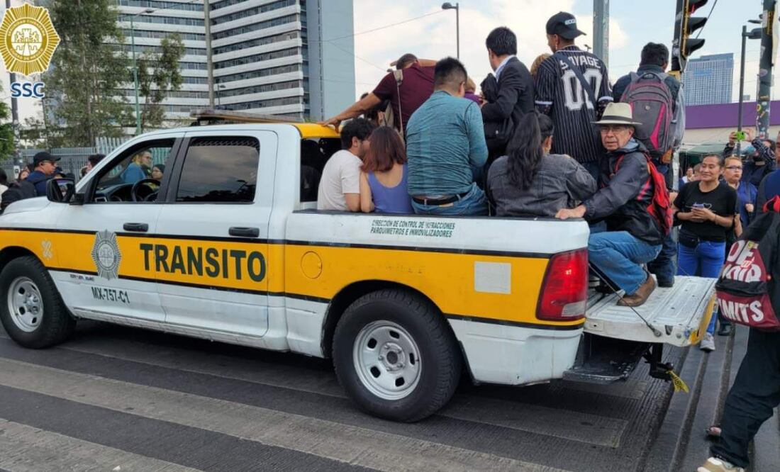 Patrillas de la SSC CDMX apoya con el traslado de usuarios tras detención en circulación de la Línea B del Metro de la CDMX (14/05/2025). Foto: Especial