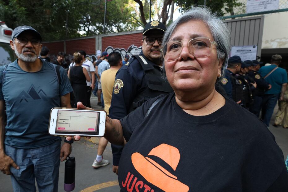 Griselda Triana esposa del periodista asesinado Javier Valdez asistió a la sección 4396 a ejercer su voto, el cual fue para Javier. Foto: Yaretzy Osnaya / EL UNIVERSAL