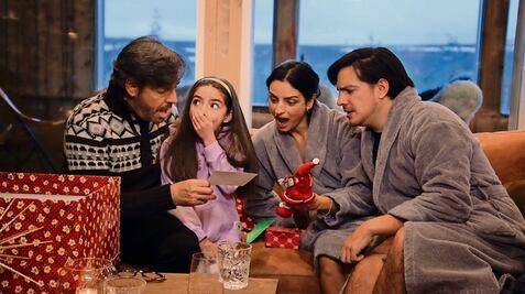 Los Derbez viajan al taller de Santa Claus