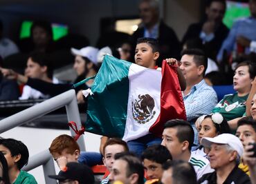 Retiran a 30 aficionados del Azteca por grito de "ehh pu..."