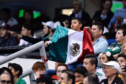 Retiran a 30 aficionados del Azteca por grito de "ehh pu..."