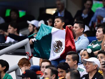 Retiran a 30 aficionados del Azteca por grito de "ehh pu..."