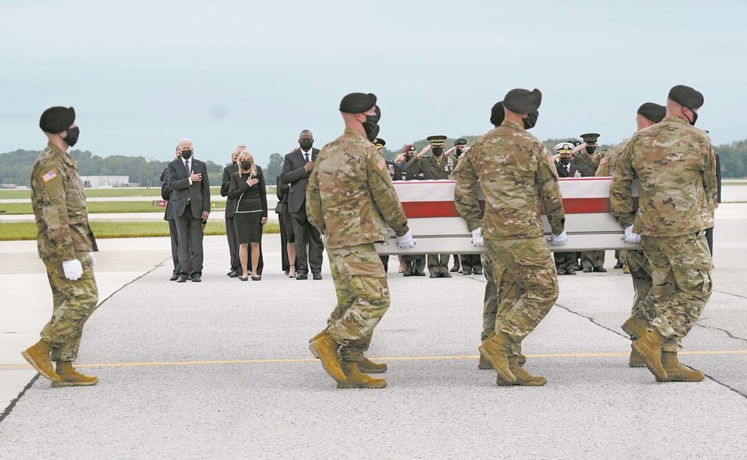 Los féretros de los 13 soldados muertos en el ataque del jueves pasado en Kabul llegaron a la pista de Dover, Delaware. Foto: Manuel Balce Ceneta/ AP.