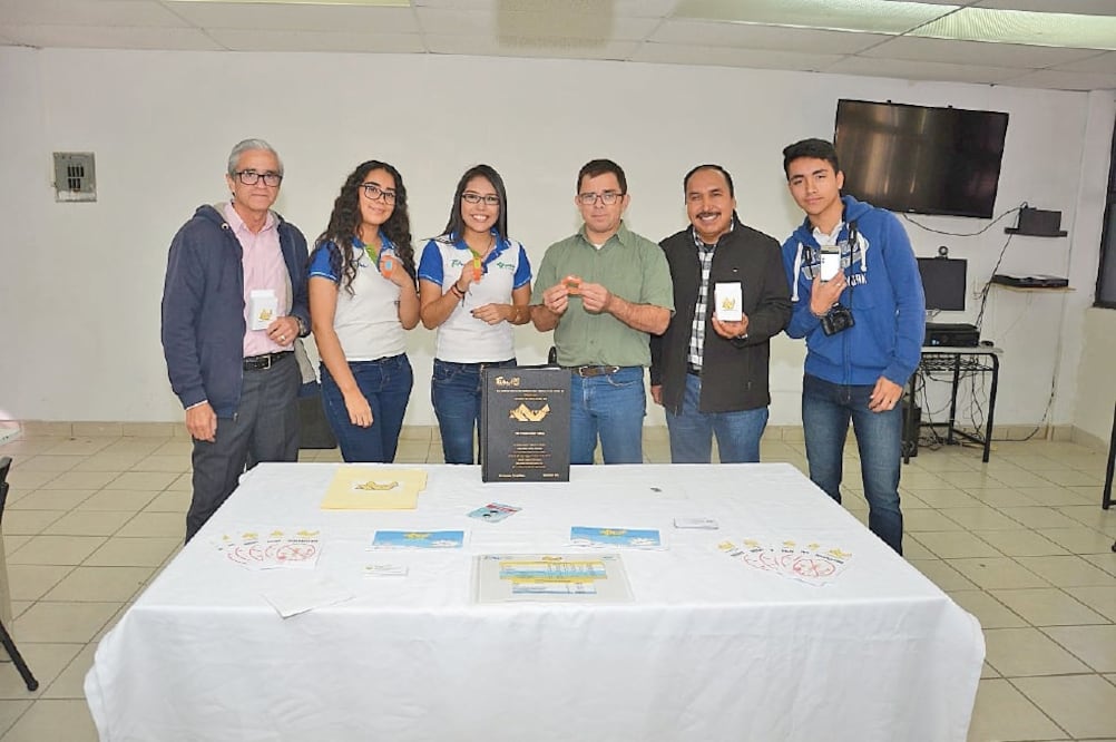 Las creadoras de Pulsitec detallan que la pulsera cuesta 585 pesos y puede utilizarse en cualquier dispositivo con sistema Android, pero piensan fabricarlo también para Iphone y Windows. (SANDRA TOVAR. EL UNIVERSAL)