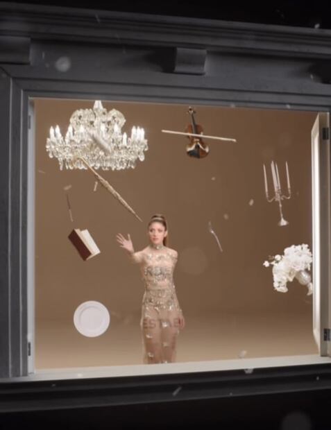 Shakira luce vestido transparente y deja ver su ropa interior