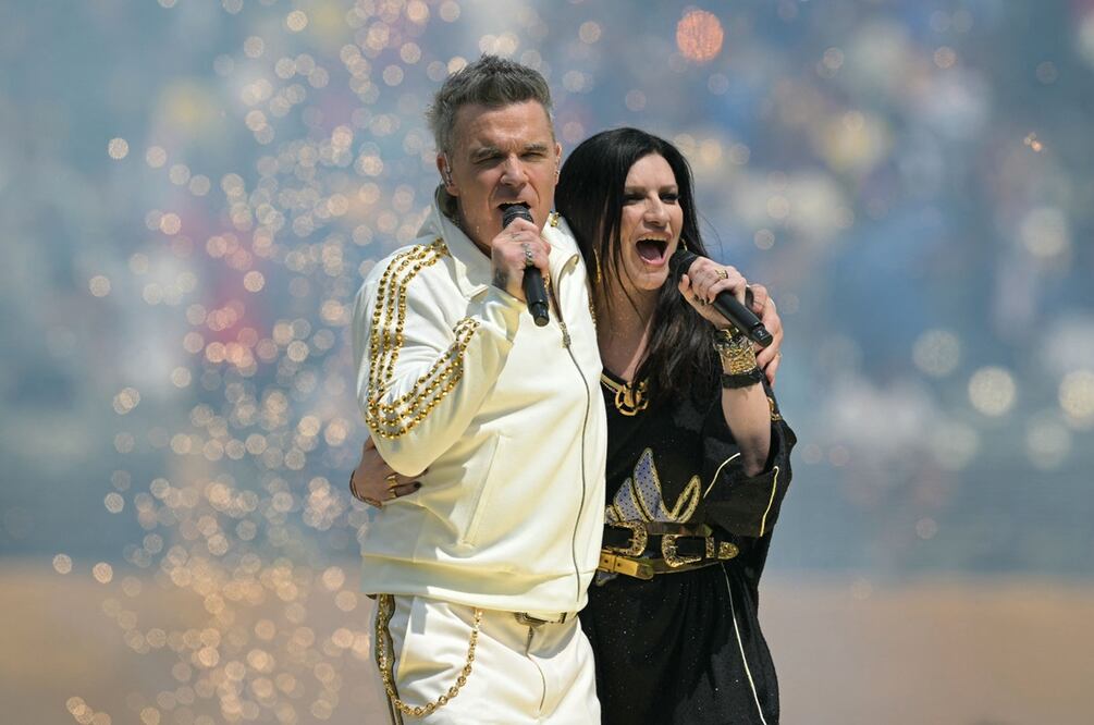 Laura Pausini y Robbie Williams en la final del Mundial de Clubes 2025.
Foto: AFP / Juan Mabromata