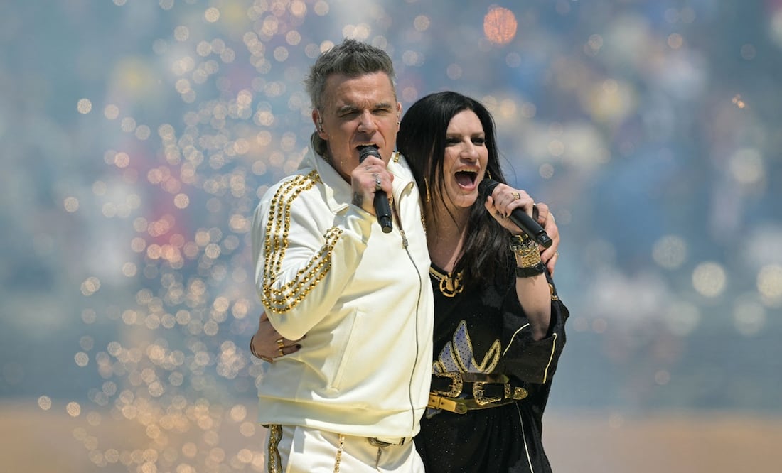 Laura Pausini y Robbie Williams en la final del Mundial de Clubes 2025.
Foto: AFP / Juan Mabromata