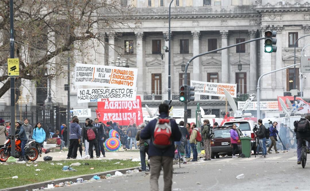 "Estas cosas suceden cuando este Palacio toma decisiones en contra del conjunto de la sociedad, por eso se producen las movilizaciones", denunció oposición. (Foto: EFE)