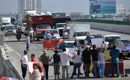 Por incumplimiento de obras, colonos bloquean Paso Exprés con dirección a Acapulco